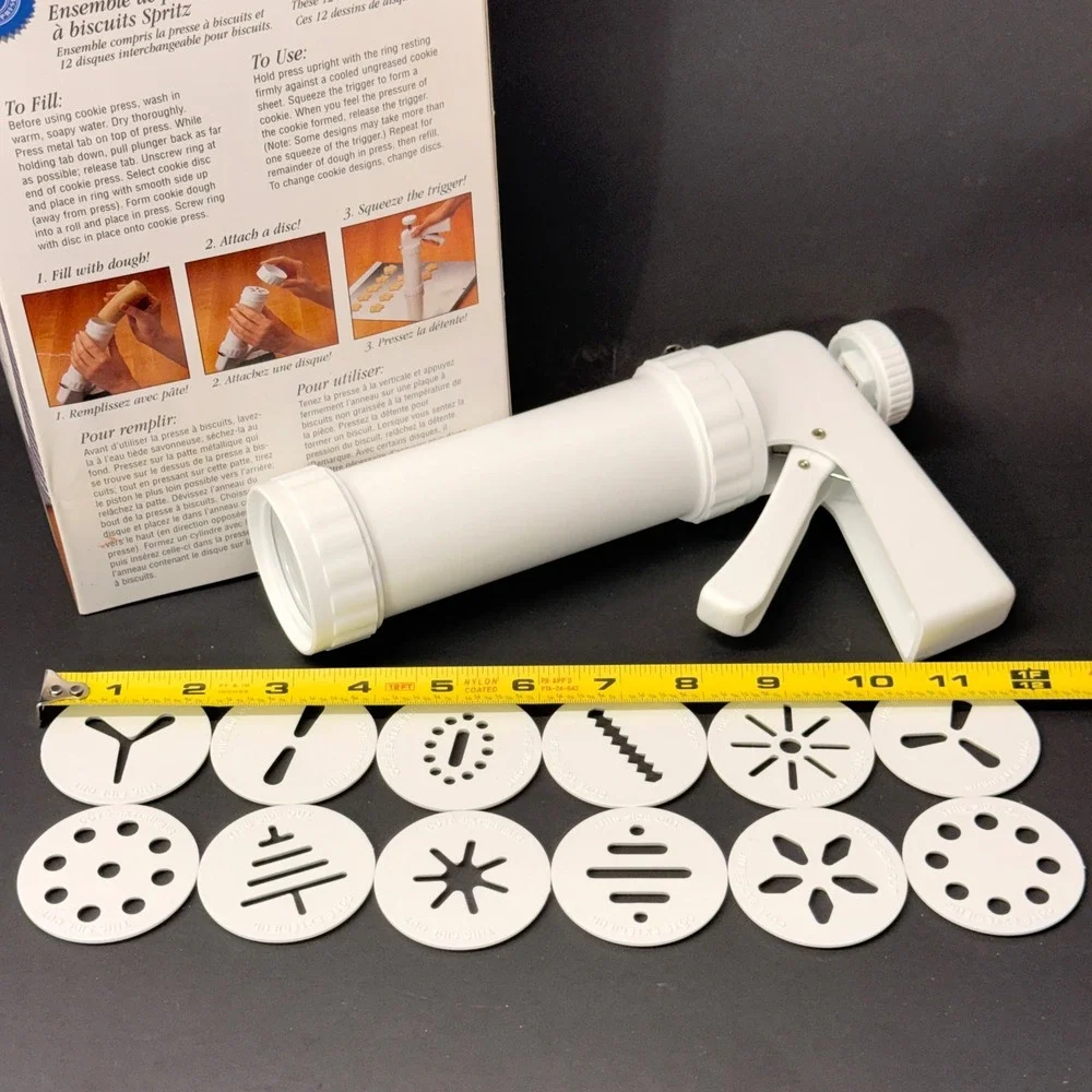 Wilton Spritz Cookie Press White Manual Trigger 12 Interchangeable Discs